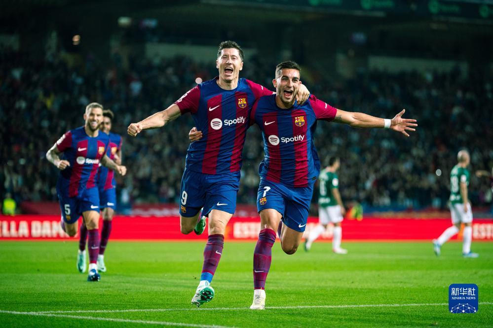 表现出绝对 表现出绝对