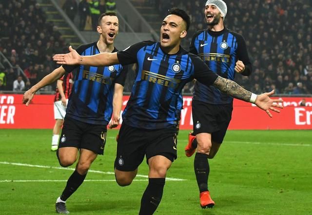 在球迷间引 在球迷间引