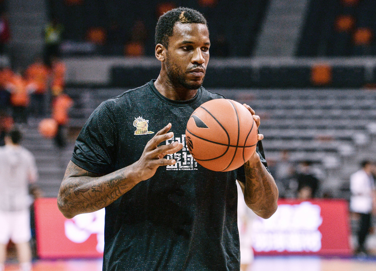 利诺铲射击中横梁，阿尔瓦雷斯补射破门.