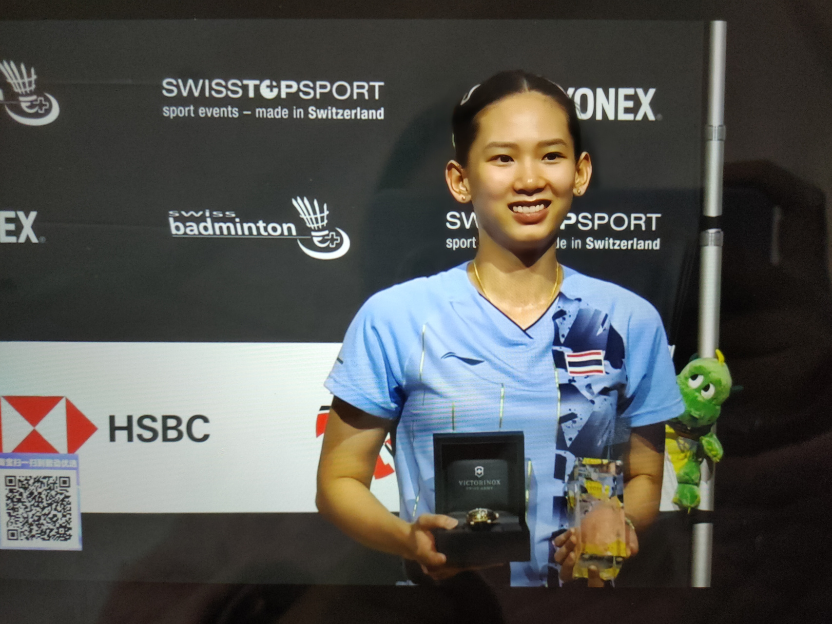 然保持着超 然保持着超